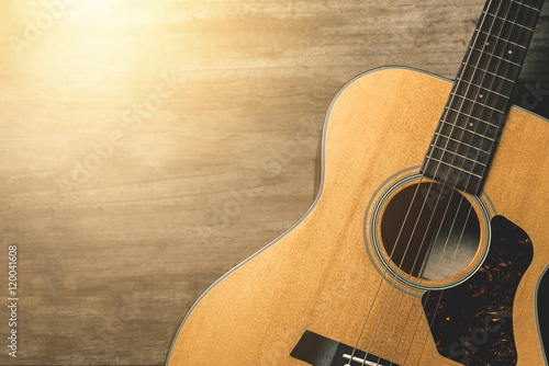 Zdjęcie XXL Gitara akustyczna na rocznika drewnianym tle z światło słoneczne skutka filtrem.
