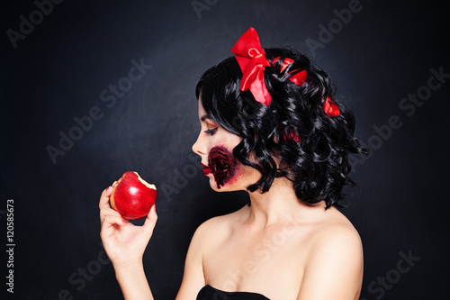 Plakat Halloweenowy Makeup. Kobieta z artystycznym Makeup Biały śnieg na czerni