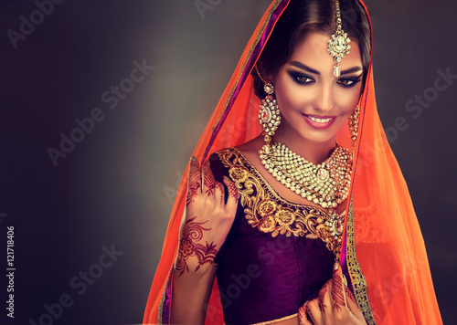 Zdjęcie XXL Portret piękna indyjska dziewczyna. Młody hinduski kobieta model z tatuażową mehndi i kundan biżuterią. Tradycyjny indyjski kostium lehenga choli.