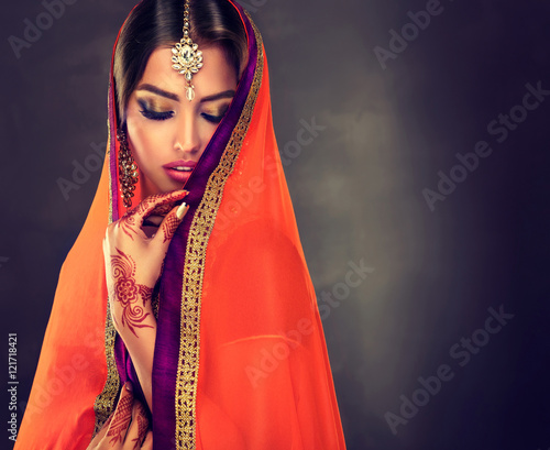 Zdjęcie XXL Portret piękna indyjska dziewczyna. Młody hinduski kobieta model z tatuażową mehndi i kundan biżuterią. Tradycyjny indyjski kostium lehenga choli.