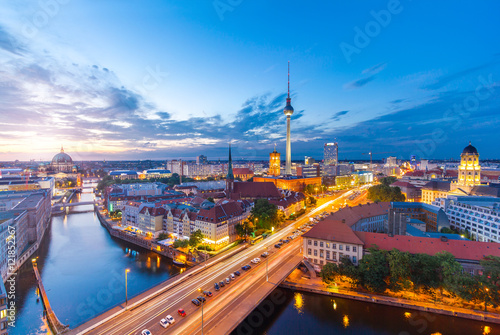 Zdjęcie XXL Berlin Panorama wieczorem z Fischerinsel z widokiem na Alexanderplatz i Fersehturm