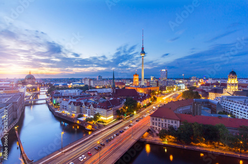 Zdjęcie XXL Berlin Panorama wieczorem z Fischerinsel z widokiem na Alexanderplatz i Fersehturm