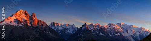 Zdjęcie XXL Panorama Alp w pobliżu Chamonix, z Aiguille Verte, Les Drus, Auguille du Midi i Mont Blanc, podczas zachodu słońca.