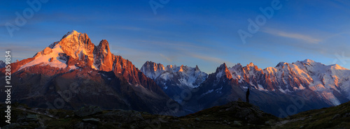 Zdjęcie XXL Człowiek z widokiem na Alpy, z Aiguille Verte i Les Drus, w pobliżu Chamonix podczas zachodu słońca.