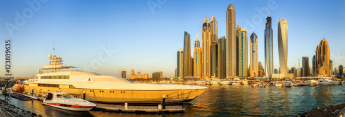 Plakat Panoramiczny widok Dubaj Marina zatoka z jachtem i chmurnym niebem, Dubaj, UAE.