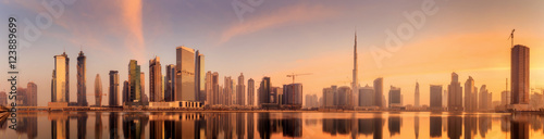 Plakat Panoramiczny widok biznesu zatoka i centrum miasta Dubaj, odbicie w rzece, UAE