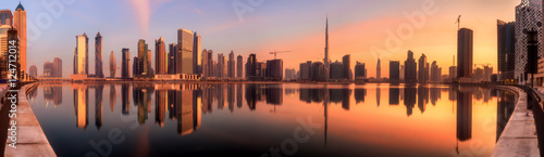 Plakat Panoramiczny widok biznesu zatoka i centrum miasta Dubaj przy wschodem słońca, UAE