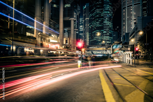 Zdjęcie XXL Futurystyczny nocny pejzaż widok z oświetlone drapacze chmur i ruchu miejskim po drugiej stronie ulicy. Hongkong