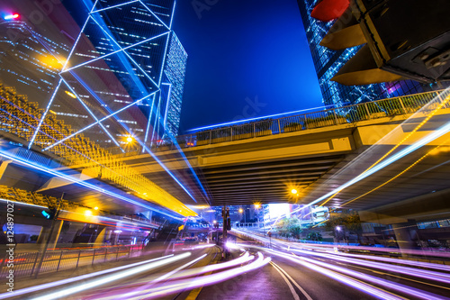 Zdjęcie XXL Futurystyczny nocny pejzaż widok z oświetlone drapacze chmur i ruchu miejskim po drugiej stronie ulicy. Hongkong