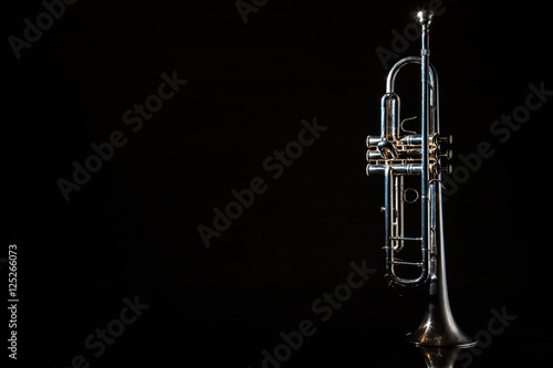 Fotoobraz na płótnie trąbka, instrument dęty / samotny instrument muzyczny, który jest trąbką na czarnym tle