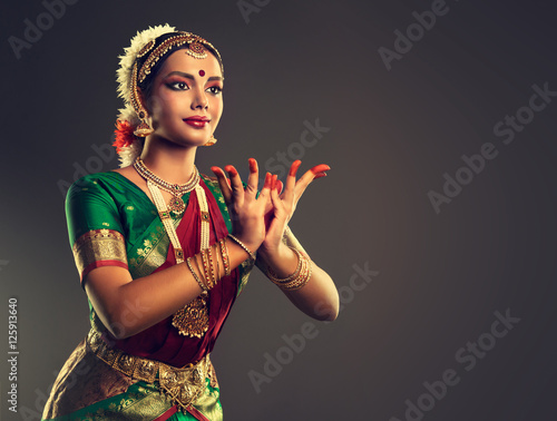 Plakat Piękny indyjski dziewczyna tancerz Indiański klasycznego tana bharatanatyam. Kultura i tradycje Indii.