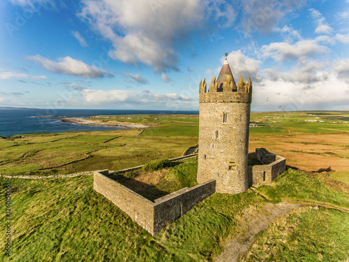 Zdjęcie XXL Antena Sławna Irlandzka atrakcja turystyczna W Doolin, okręg administracyjny Clare, Irlandia. Zamek Doonagore to okrągły XVI-wieczny zamek w wieży. Wyspy Aran i wzdłuż Dzikiej Drogi Atlantyckiej.