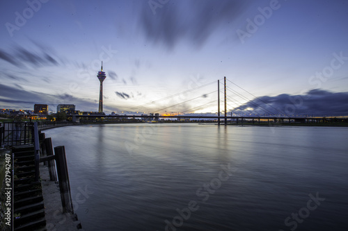 Rheinkniebrücke in Düsseldorf an einem wolkenverhangenen Herbstabend