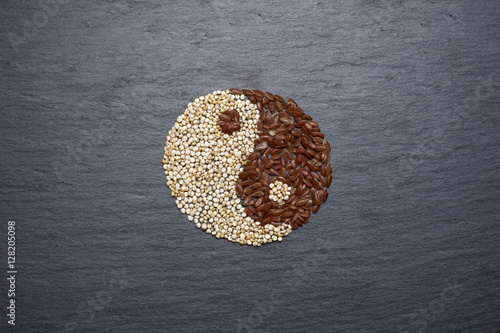 Fotoobraz na płótnie Superfood komosy ryżowej i siemię lniane tworzą symbol Yin Yang