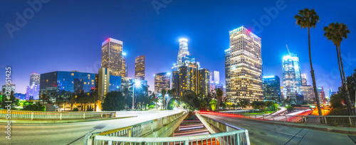 Plakat Sceniczny widok w autostradzie w centrum Los Angeles przy nocą, Kalifornia.