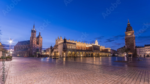 Obraz na płótnie Kościół Mariacki, Sukiennice i Ratuszowa wieża na Rynku Głównym w Krakowie, oświetlona rankiem
