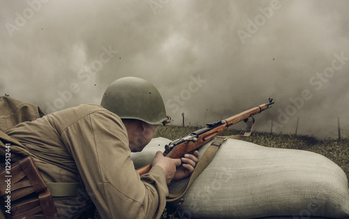 Plakat PERM, Rosja - 30 lipca 2016: Rekonstrukcja historyczna z II wojny światowej, lato, 1942. Radziecki żołnierz z karabinu