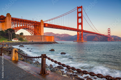 Zdjęcie XXL San Francisco. Wizerunek Golden Gate Bridge w San Fransisco, Kalifornia podczas wschodu słońca.