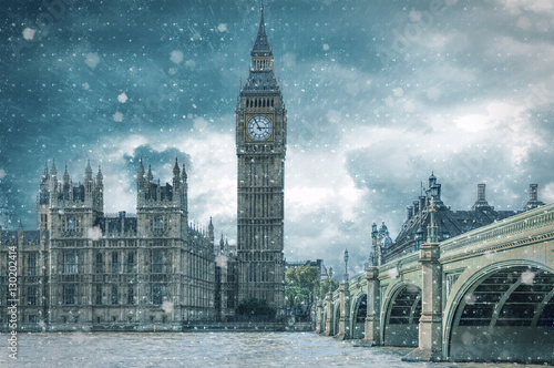 Big Ben und Westminster in London bei Schneesturm im Winter © moofushi