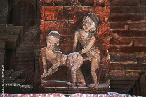 Zdjęcie XXL Erotyczne kamasutra rzeźby na dachu świątyni Jagannath na placu Durbar w Katmandu