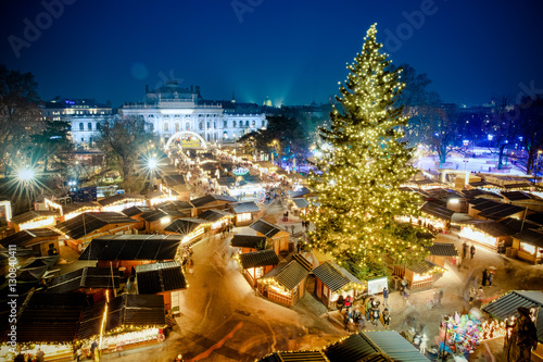 Plakat Wiedeń tradycyjny Bożenarodzeniowy rynek 2016, widok z lotu ptaka przy błękitną godziną (zmierzch). Wien, Austria, Europa.