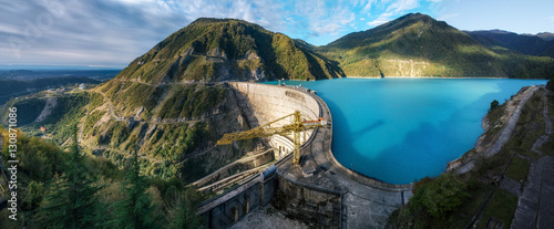 Plakat Elektrownia wodna Enguri HES. Szeroki Inguri River Jvari Reservoir obok Enguri Dam, w otoczeniu gór, Górny Swanetia, Gruzja. Jedna z najwyższych zapór betonowych na świecie