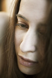 Akt,Portrait einer sinnlichen jungen Frau mit langem Haar,nackt,