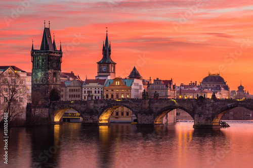 Plakat Charles most w Praga z ładnym zmierzchu niebem w tle, republika czech.