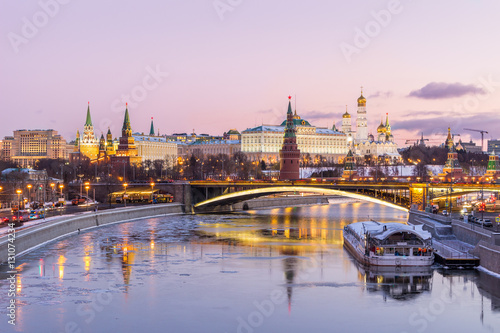Plakat Iluminujący Moskwa Kremlin w zima ranku. Różowy wschód słońca i niebo z chmurami. Rosja