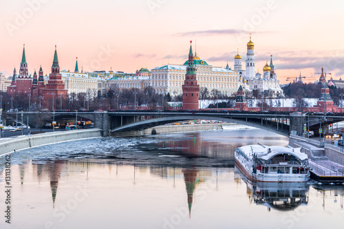 Plakat Moskwa Kremlin i Moskwa rzeka w zima ranku. Różowawe i złote niebo z chmurami. Rosja