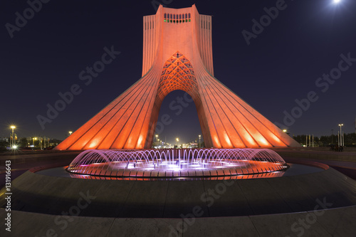 Zdjęcie XXL Noc widok Azadi wierza w Teheran, Iran (swoboda wierza). Dawniej znany jako Shahyad Tower, King's Memorial Tower