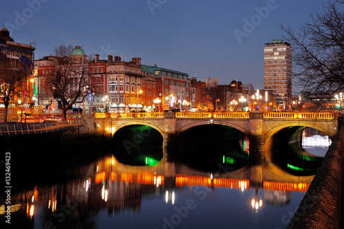 Zdjęcie XXL Nocny widok mostu O'Connella i północnych brzegów rzeki Liffey w Dublinie, został zbudowany w latach 1791-1794