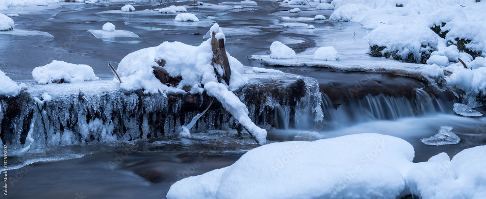 Wasserfall und Stromschnellen