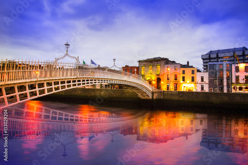 Zdjęcie XXL Ha'penny Bridge of the River Liffey w Dublinie Irlandia w godzinach wieczornych ze światłami i odbicia
