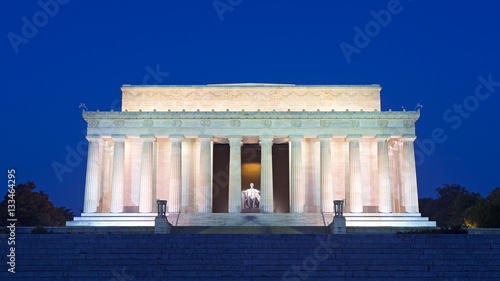 Zdjęcie XXL Lincoln Memorial w National Mall, Washington DC. Lincoln pomnik na niebieskiego nieba tle w półmroku.