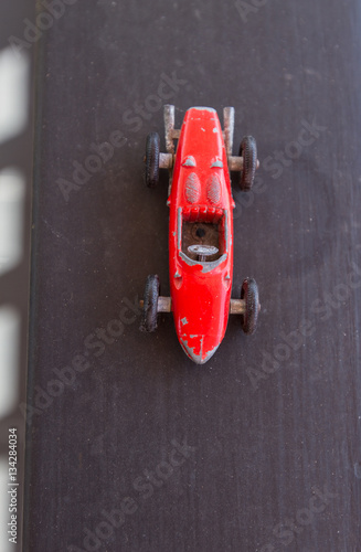 Zdjęcie XXL Stara czerwona formuła jeden samochód miniaturowy, vintage i kolekcja, dotyk nostalgii