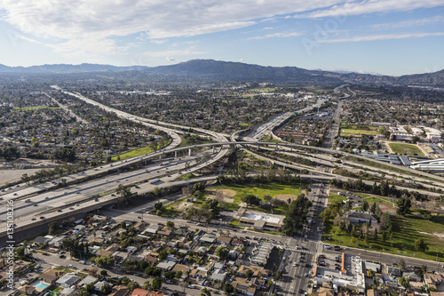 Plakat Widok z lotu ptaka Złota stanu 5 i 118 autostrady wymiana w San Fernando Dolinnym regionie Los Angeles Kalifornia.