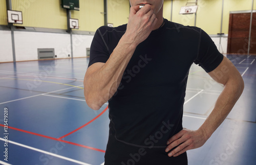 Plakat Koszykówka, handball trener z treningu planu zakończeniem up na koszykówki polu. Team sport, fitness i zdrowego stylu życia koncepcji.