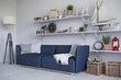 Skandinavisches, nordisches Wohnzimmer mit einem Sofa, Regalen und Deko. Skandinavisches, nordisches Wohnzimmer mit einem Sofa, Regalen und Deko.