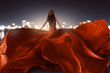 Frau mit rotem Abendkleid mit langer Schleppe Frau mit rotem Abendkleid mit langer Schleppe