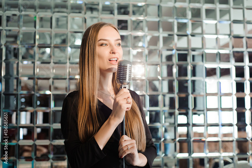Zdjęcie XXL Przyjęcie karaoke. Piękna dziewczyna śpiewa mikrofon. Dyskoteka. Uroczystość