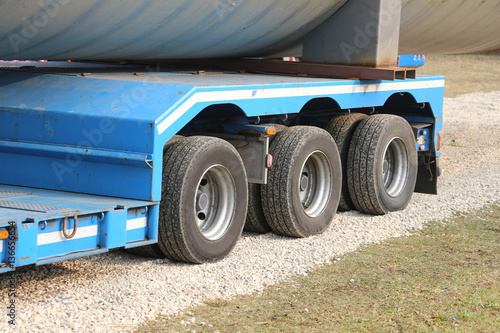 Fotoobraz na płótnie solidne koła dużych ciężarówek do transportu specjalnego