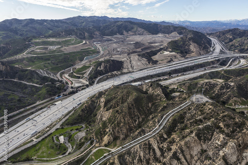 Zdjęcie XXL Widok z lotu ptaka Golden State 5 Freeway, Los Angeles Akwedukt i Sunshine Canyon Wysypisko w Newhall Pass w pobliżu Santa Clarita w Kalifornii.