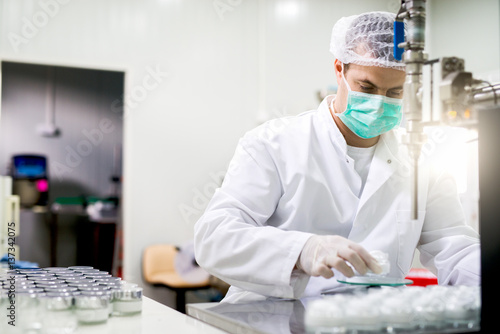 Fotoobraz na płótnie Pracownik ochrony w fabryce farmaceutycznej w swoim miejscu pracy.