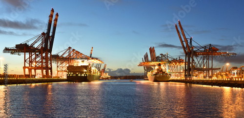 Plakat Port z żurawiami i statkami towarowymi // Port z żurawiami i statkami towarowymi