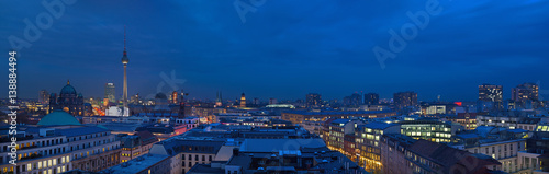 Zdjęcie XXL BERLIN, NIEMCY, LUTY - 16, 2017: Panorama Berlin w wieczór półmroku.