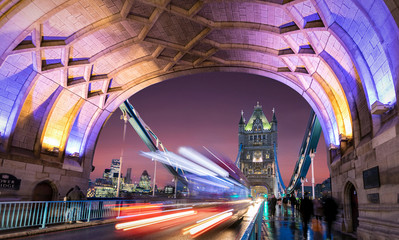 Tower Bridge und City in London nach Sonnenuntergang mit verschwommenem Verkehr