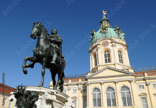 Zdjęcie XXL Schloss Charlottenburg (Pałac Charlottenburg). Jest to największy pałac i jedyna zachowana rezydencja królewska w mieście Berlin, Niemcy