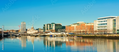 Zdjęcie XXL Dublin, Irlandia, panoramiczny widok na rzekę Liffey w jasny dzień