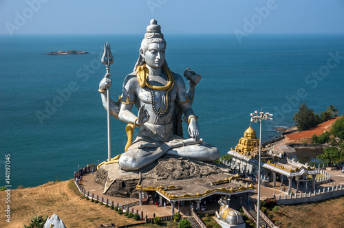 Plakat Hinduska bóg statua, władyki Shiva rzeźby obsiadanie w medytaci India, 2011
